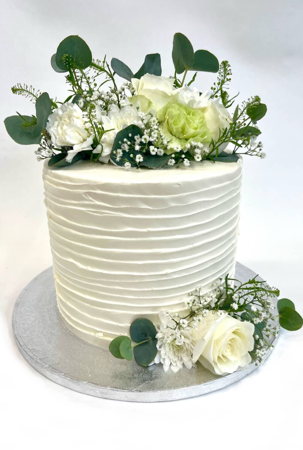 Bryllupskake pyntet med friske blomster
